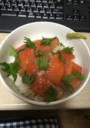 ラー油でおいしい！サーモンの漬け丼-レシピのメイン写真