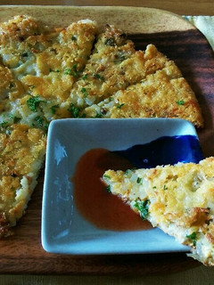 混ぜて焼くだけ!じゃこ&ネギのご飯ピザ-レシピのメイン写真