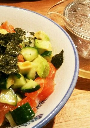 サーモンきゅうりアボカド丼〆はお茶漬けで-レシピのメイン写真