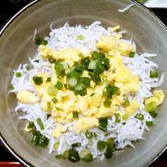 รูปของ ノンオイルレンジ炒り卵乗せ釜あげしらす丼