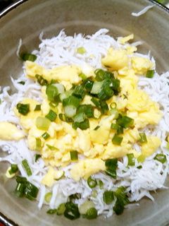 ノンオイルレンジ炒り卵乗せ釜あげしらす丼-レシピのメイン写真