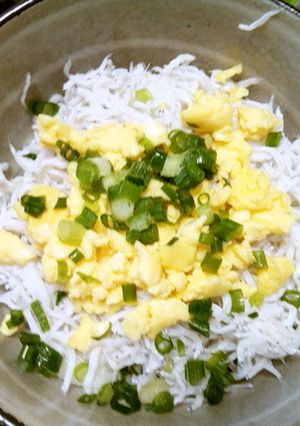 ノンオイルレンジ炒り卵乗せ釜あげしらす丼-レシピのメイン写真