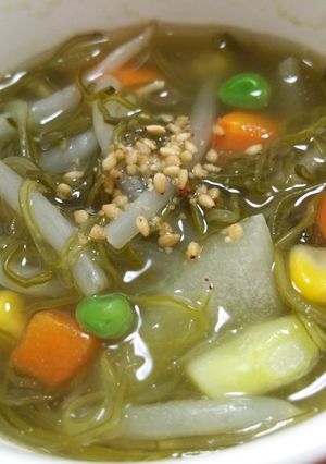鶏を湯がいた後のめかぶスープ-レシピのメイン写真