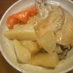 รูปของ 鶏手羽先と大根の味噌煮込み♪