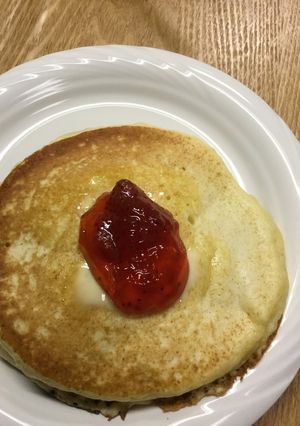 いちごジャムをのせたホットケーキ-レシピのメイン写真