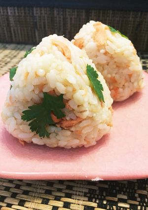パクチーと鮭のおにぎり☆辛子酢味噌使用！-レシピのメイン写真