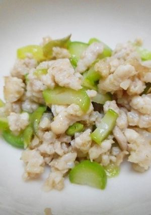 離乳食完了期　鶏ミンチとアスパラの炒め物-レシピのメイン写真