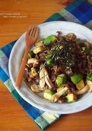 アボカドとしめじの納豆焼き蕎麦-レシピのメイン写真