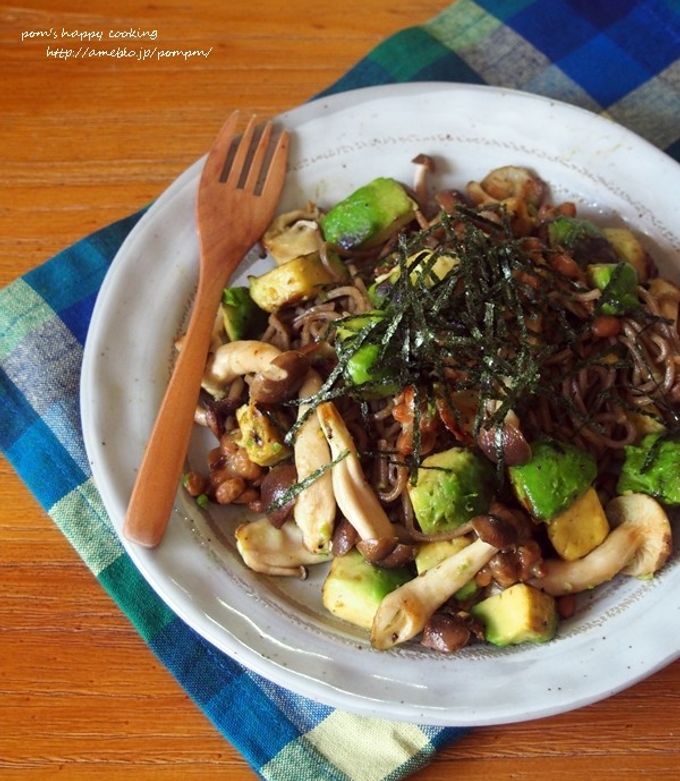 アボカドとしめじの納豆焼き蕎麦-レシピのメイン写真