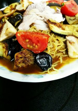 夏野菜と豚しゃぶの冷やしカレーラーメン-レシピのメイン写真
