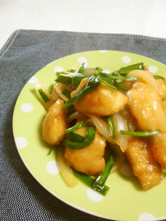ご飯が進む!やわらか鶏ムネのニラ玉炒め -レシピのメイン写真