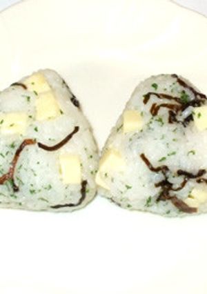 残りご飯と6Pチーズ具財の簡単おにぎり-レシピのメイン写真