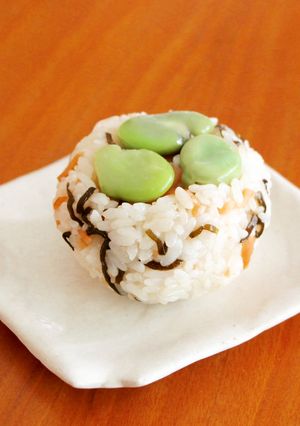 スモークサーモンとそら豆のおにぎり-レシピのメイン写真