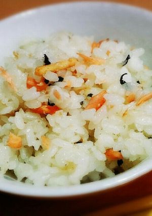 お茶漬けのもとと残った塩鮭で炒飯 .*✿-レシピのメイン写真