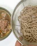 肉盛りとなめこ（きのこ）の付けそば