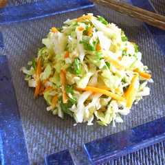 A picture of 春キャベツとパクチーのスイチリレモン和え.