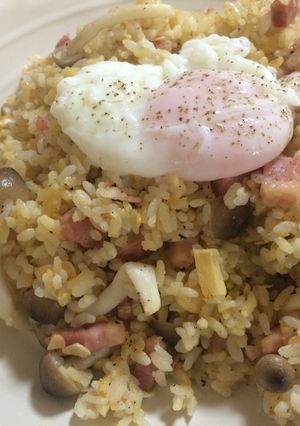 ガーリックチャーハン ポーチドエッグ乗せ-レシピのメイン写真