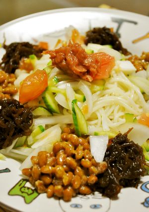 美と健康♪もずくと納豆と梅の麦茶冷うどん-レシピのメイン写真