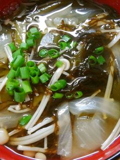 簡単!もずくと玉ねぎニラえのきのお吸い物-レシピのメイン写真