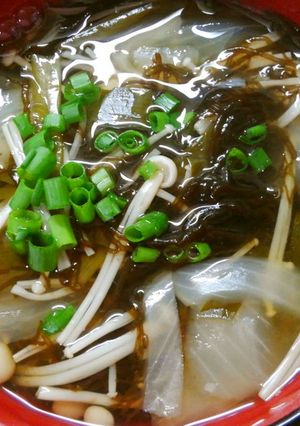 簡単!もずくと玉ねぎニラえのきのお吸い物-レシピのメイン写真