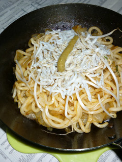 鉄パンで釜揚げシラス+もやしの焼きうどん-レシピのメイン写真
