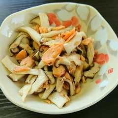 รูปของ 焼き鮭リメイク✩きのことバター炒めに♪