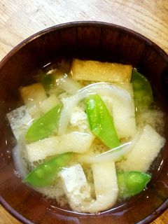 キヌサヤ・玉ねぎ・油揚げの味噌汁-レシピのメイン写真