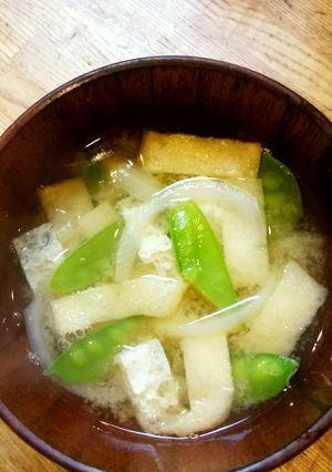 キヌサヤ・玉ねぎ・油揚げの味噌汁-レシピのメイン写真