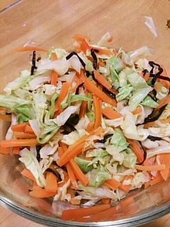簡単レンジで!人参とキャベツの塩昆布あえ-レシピのメイン写真