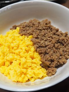卵と肉そぼろの二色丼-レシピのメイン写真