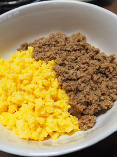 卵と肉そぼろの二色丼-レシピのメイン写真