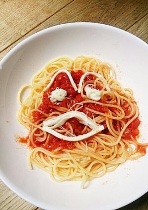 モッツァレラでトマトパスタ面白キャラデコ-レシピのメイン写真