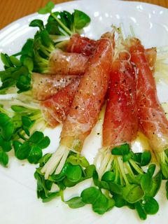 簡単おつまみ♪生ハムカイワレさけチー巻き-レシピのメイン写真
