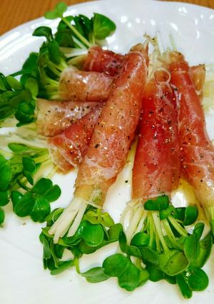 簡単おつまみ♪生ハムカイワレさけチー巻き-レシピのメイン写真