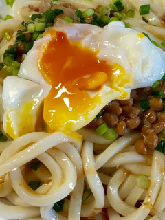 納豆冷やしうどん♪ポーチドエッグのせ♪-レシピのメイン写真