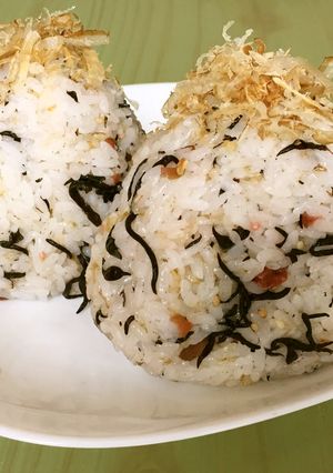 ☆梅の実ひじき 鰯節 おにぎり-レシピのメイン写真