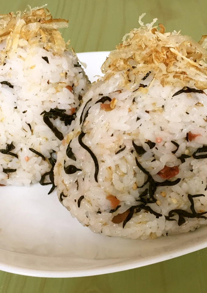☆梅の実ひじき 鰯節 おにぎり-レシピのメイン写真