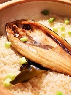 塩焼きホッケとアスパラの土鍋炊き込みご飯-レシピのメイン写真