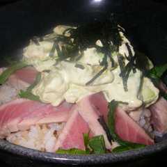 รูปของ まぐろとアボカドの梅マヨ丼