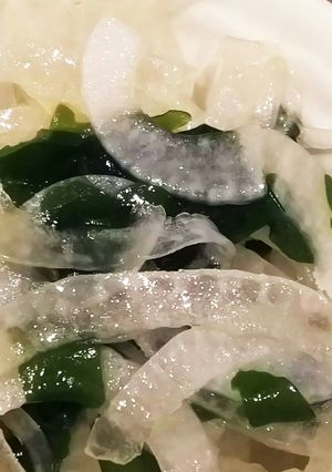 旬の味。新玉ねぎとわかめの簡単サラダ-レシピのメイン写真