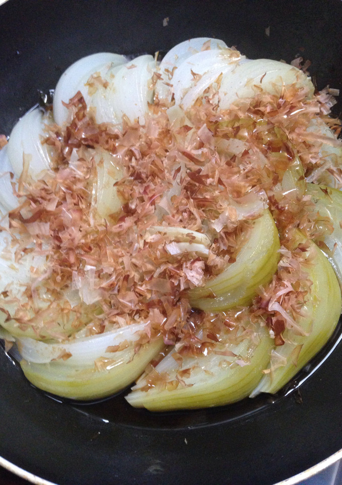 玉ねぎの蒸し焼きかつお節めんつゆがけ-レシピのメイン写真