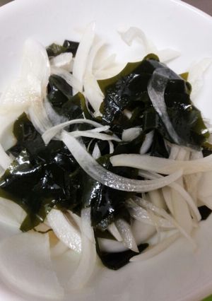 玉ねぎとわかめの和え物-レシピのメイン写真