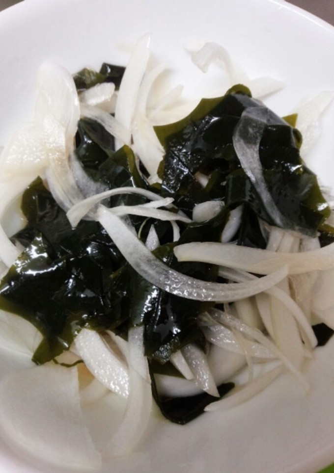 玉ねぎとわかめの和え物-レシピのメイン写真