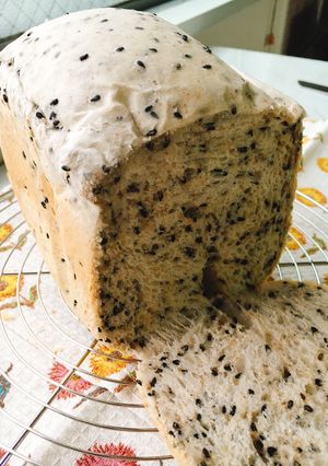 ホエイを使って！お砂糖なし胡麻パン。-レシピのメイン写真
