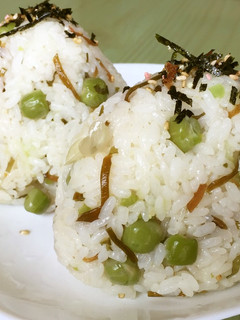 ☆青えんどう豆 生姜昆布 おにぎり-レシピのメイン写真