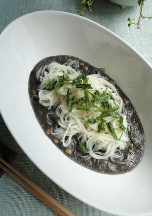 イカの黒作り入り納豆タレで食べるお素麺-レシピのメイン写真