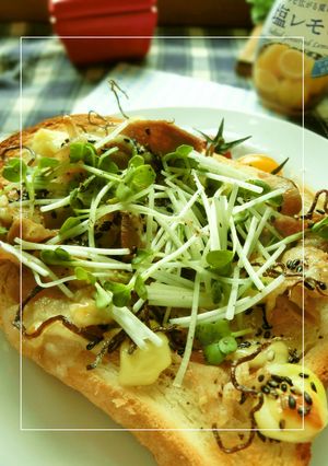 貝割れピリリ⋆豚の塩レモン塩昆布トースト-レシピのメイン写真
