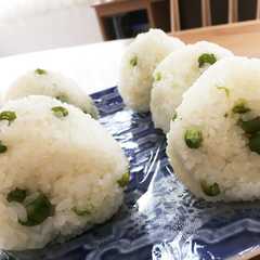 รูปของ 甘いスナップえんどう豆ごはんでおにぎり♡