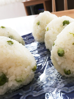 甘いスナップえんどう豆ごはんでおにぎり♡-レシピのメイン写真