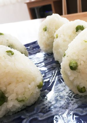 甘いスナップえんどう豆ごはんでおにぎり♡-レシピのメイン写真